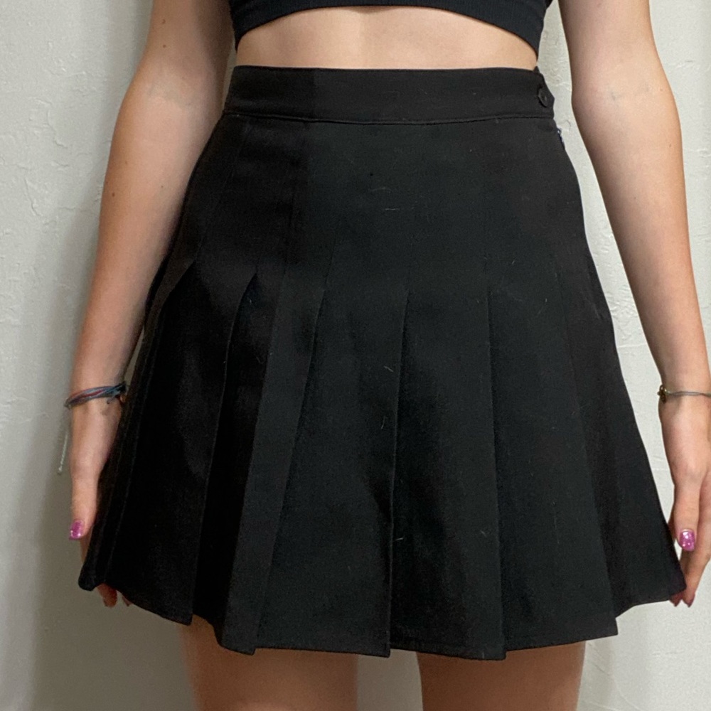 BLACK PLEATED SKIRT